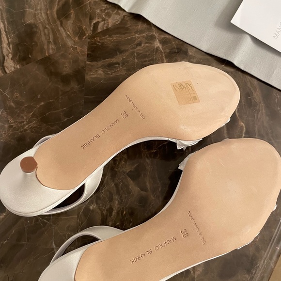 Manolo Blahnik Ligra 50MM Pleated Slingbacks Sandals in White Size 38 - Picture 10 of 10